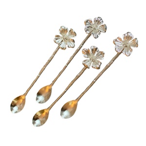 Juego de Cubiertos de cuchara de postre de mango largo con diseño de flores en relieve de diseño único para boda en casa - Product Image 1