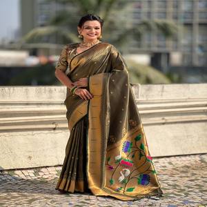 Sari Paithani de tejido suave VASTRA COTTAGE con bordado Zari dorado, borde Muniya, pallu de loto Meenakari y blusa de brocado - Product Image 5