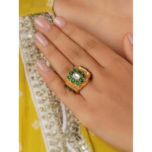 Bague romantique Jadau Kundan avec incrustation verte plaquée or 18 carats, bague signet tendance et style éternité pour musulmans - Product Image 1