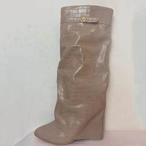 Botas de caña alta con cremallera lateral y punta puntiaguda de piel de cocodrilo para otoño - Product Image 1