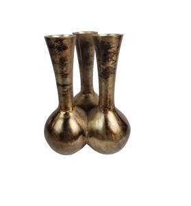 Florero de metal de diseño único con una forma inspirada en la antigüedad, ideal para arreglos florales o decoración independiente - Product Image 5