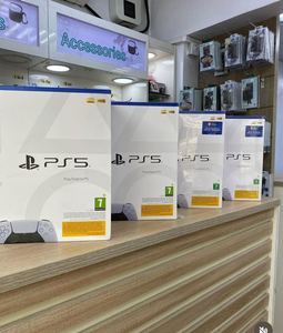 Nuova Console per Videogiochi PS 5 Slim, Edizione Ultra Veloce con Disco, Include 2 Controller e 5 Giochi Gratuiti - Product Image 1