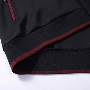 Conjunto Deportivo para Hombre, Chaqueta Deportiva Negra con Cierre y Rayas Laterales Rojas, Corte Ajustado, Ropa Deportiva para Correr, por Marfa International - Product Image 5