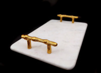 Plateau de service rectangulaire moderne en marbre blanc écologique avec poignées en laiton doré à motif feuille pour fêtes et événements