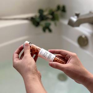 Sales <span class=keywords><strong>de</strong></span> Baño Aromáticas con Aroma a Frutas para Adultos, Flores Secas <span class=keywords><strong>de</strong></span> Lavanda, Aceites Esenciales, Gránulos <span class=keywords><strong>de</strong></span> <span class=keywords><strong>Sal</strong></span> <span class=keywords><strong>Marina</strong></span> del Himalaya - Botella <span class=keywords><strong>de</strong></span> Limpieza Corporal - Product Image 4