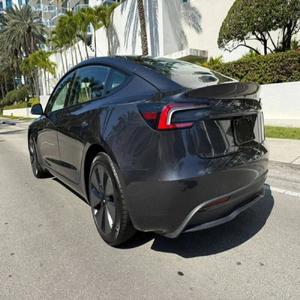 Tesla Model 3 Long Range 2025 en parfait état - Product Image 2