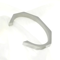 Bracelet de manchette classique en acier inoxydable pour hommes en zircon hexagone taille princesse en gros pour la gravure au laser cadeau pour les occasions de fête