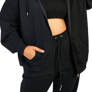 Sweat à capuche à fermeture éclair de base en molleton lourd de couleur noire pour femmes de grande taille avec poches et cordes à boucle en métal - Product Image 5