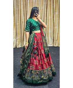 Terciopelo estampado Lahenga y Choli para niñas Bordado pesado Boda y fiesta nupcial Desgaste con trabajo de perlas - Product Image 2