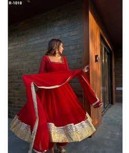 ชุดแต่งงานอินเดีย ผ้าจอร์เจตต์เนื้อนุ่ม พร้อมสวมใส่ ชุดอนาร์กาลีปักด้วยด้ายประดับเลื่อมและผ้าคลุมไหล่แฟนซี - Product Image 1