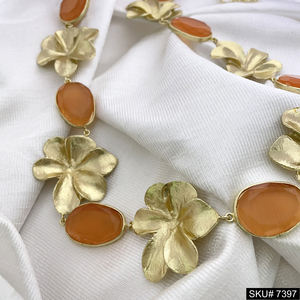 Plaqué or Collier élégant fleur de pierres précieuses Collier en laiton avec chaîne réglable Design minimaliste Bijoux légers - Product Image 2