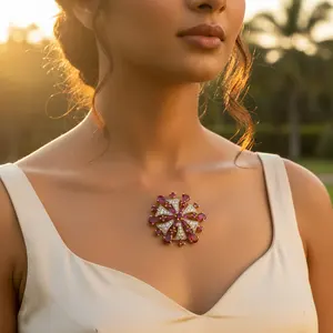 Broche en or plaqué or avec rubis et diamants, bijoux pour femmes pour fiançailles/mariage/fête, avec motif animal, perle comme matériau principal, pour cadeaux - Product Image 1