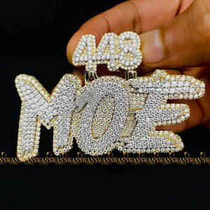 Un hermoso Diamante de moissanita de corte brillante redondo de Plata de Ley 925 totalmente helado con colgante de estilo Hip Hop con letras - Product Image 1