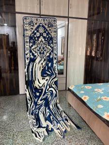 Alfombra de área de sala de reuniones con mechones a mano abstracta moderna, alfombra de diseño de fusión para decoración de oficina o hogar - Product Image 3