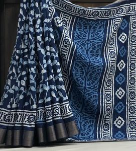 Fait sur mesure doux handloom indigo imprimé saris avec zari patti frontière y compris chemisier dans la conception florale. - Product Image 3