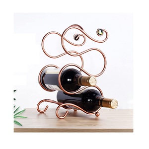 Casier à vin doré en acier inoxydable avec un design géométrique moderne pour un bar ou une cuisine élégants. - Product Image 1