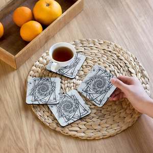 . Elegante juego de posavasos de madera hechos a mano con detalles pulidos y suaves, perfectos para la decoración moderna del hogar. - Product Image 2