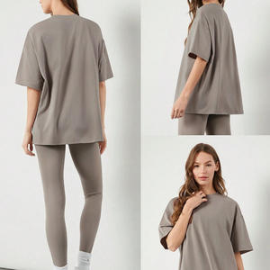 Conjunto de entrenamiento de 2 piezas transpirable con estampado personalizado OEM para mujer, camiseta de tela acanalada, mallas decoradas con botones de encaje para ropa deportiva de gimnasio - Product Image 6