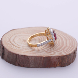 Bague en or rose, blanc et jaune 18 carats avec pierre précieuse rouge taille émeraude de 1,62 carat et double halo de diamants ronds - Product Image 2