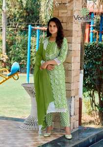 Catalogue complet Salwar Kameez en coton de qualité supérieure imprimé batik, y compris le bas Kurti et le tarif de gros Dupatta pour les vêtements de mariage - Product Image 5