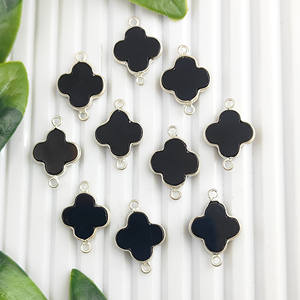 Connecteur de charme de pierre précieuse en forme de trèfle d'onyx noir en argent 925 - Product Image 1