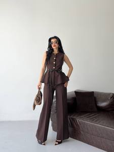 Ensemble de costume élégant en satin marron pour femme avec haut sans manches boutonné et pantalon long, idéal pour l'automne - Product Image 4