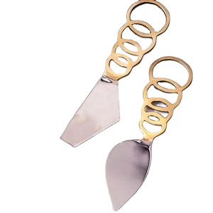 Juego de rebanador de queso de acero inoxidable en diseño de anillo elegante con mango dorado perfecto para bodas y ocasiones especiales - Product Image 1
