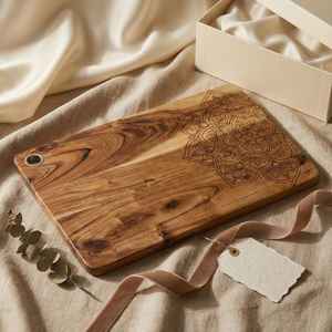 Planche à découper en bois mandala, planche à découper en bois d'acacia faite à la main, design gravé au laser, planche de cuisine de qualité supérieure pour la décoration de la maison - Product Image 1