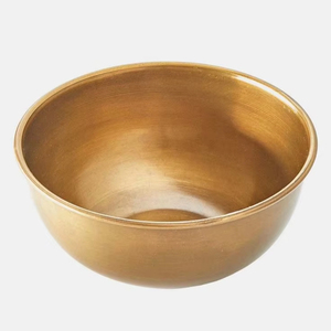 Elégant bol de service en laiton doré avec bord orné, parfait pour les rituels de dîners et les décorations festives. - Product Image 1