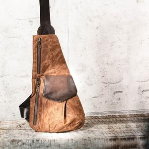 Bolso bandolera de lona vintage con ribete de cuero para llevar sobre el hombro en la parte delantera o trasera con cierre de cremallera - Product Image 1