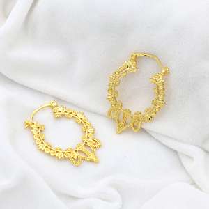 Pendientes de aro de latón con filigrana étnica, chapados en oro de 18k, estilo tribal vintage, hechos a mano, venta al por mayor. - Product Image 2