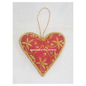 Tissu rouge fait main avec broderie dorée en zari et ornement perlé pour l'artisanat, à suspendre sur la décoration de l'arbre de Noël - Product Image 1