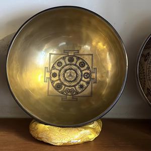 Cuenco Tibetano Étnico de Metal Chapado en Oro, Hecho a Mano, para Terapia, Meditación y Sanación con Sonido - Product Image 6