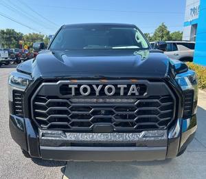 Impresionante Camioneta Negra 2024 para Tundra Hybrid TRD Pro HV Automática, Cabina CrewMax, 4WD, Usada, Techo Solar, Arranque Remoto, Paquete de Cuero - Product Image 1
