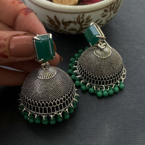 Boucles d'oreilles Jhumka traditionnelles indiennes en acier inoxydable pour femmes à la mode Design de fleurs à prix réduit - Product Image 3