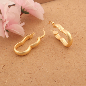 ต่างหูรูปทรงเรขาคณิตแบบแปลกๆต่างหูแบบหนีบประดับเนื้อเรียบสีเมทัลลิคต่างหูชุบทอง18K ต่างหูสำหรับงานเลี้ยง - Product Image 3