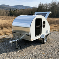 Caravane compacte de type larme, légère, pour les voyages de courte durée et les escapades en week-end.