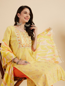 Nueva y elegante kurta de algodón con bordado en color amarillo, pantalón y hermosa dupatta para ocasiones de verano - Product Image 5