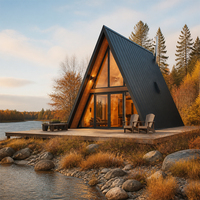 Cabane préfabriquée en forme de A avec chambre en mezzanine, salle de bain et fenêtres en verre pleine hauteur