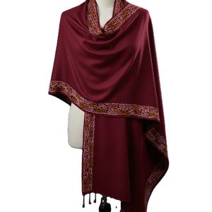 Vente en gros de hijabs en viscose d'hiver AHE Zubda |   Écharpe arabe Kashka de couleur unie durable et durable avec pompon en dentelle - Product Image 6
