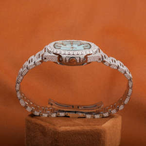Montre-bracelet en diamant Moissinatie pour femmes avec cadran bleu numérique Montre de luxe personnalisée à la main au design fou Montre entièrement glacée - Product Image 5