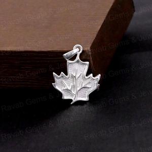 Pendentif en argent véritable 925 fait à la main avec sertissage en forme de feuille d'érable, résine, souvenir de cendres, bijoux au design magnifique, cadeau pour la fête des mères - Product Image 5