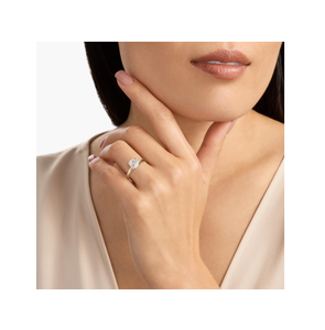 Bague de fiançailles Halo vintage pour femme en argent avec diamants radieux Accessoire de bijoux de style moderne classique - Product Image 3