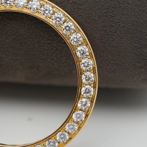 Anillo de Bisel para Reloj Luxira Jewels, Tono Dorado Deslumbrante, Acero Inoxidable, Hecho a Mano, con Incrustaciones de Moissanita de 40 mm, Piedras de Corte Claro, Alto Pulido - Product Image 4