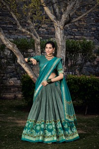 Vêtements de mariage Tussaer en soie avec imprimé floral et feuille Lehenga Choli Femme Fabricant de mode de Surat au taux le plus bas - Product Image 4