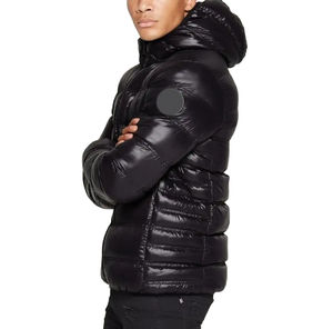 Veste matelassée d'extérieur en polyester noir personnalisée pour hommes pour l'hiver Veste grande taille à capuche avec col en fourrure de mouton et fermeture à glissière imperméable - Product Image 2