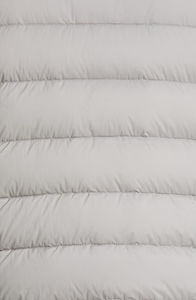 Chaqueta acolchada ligera y cálida para clima frío con construcción duradera, aislamiento suave y ajuste flexible. - Product Image 6