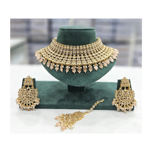Ensemble de bijoux de mariée élégant comprenant collier ras du cou boucle d'oreille et Maang Tikka conçu pour les fêtes de mariage fonction traditionnelle - Product Image 1