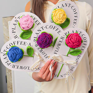 Cartes de vœux artisanales en gros à bas prix, fleurs au crochet, cadeaux pour la Saint-Valentin, fleurs artificielles tricotées - Product Image 1
