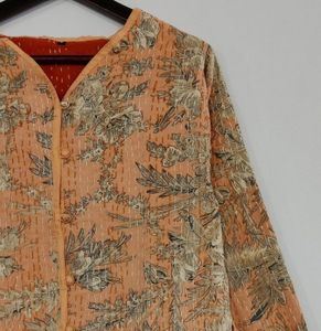 เสื้อแจ็กเก็ตผ้าควิลท์ผ้าฝ้ายระบายอากาศสั้นกลับได้ทำด้วยมืออินเดียผู้หญิงพิมพ์ลายดอกไม้กระดุมบล็อกเสร็จ - Product Image 2